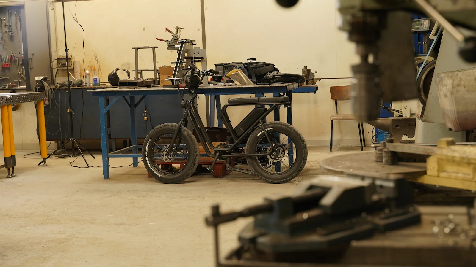 Bolide dans atelier fabrication