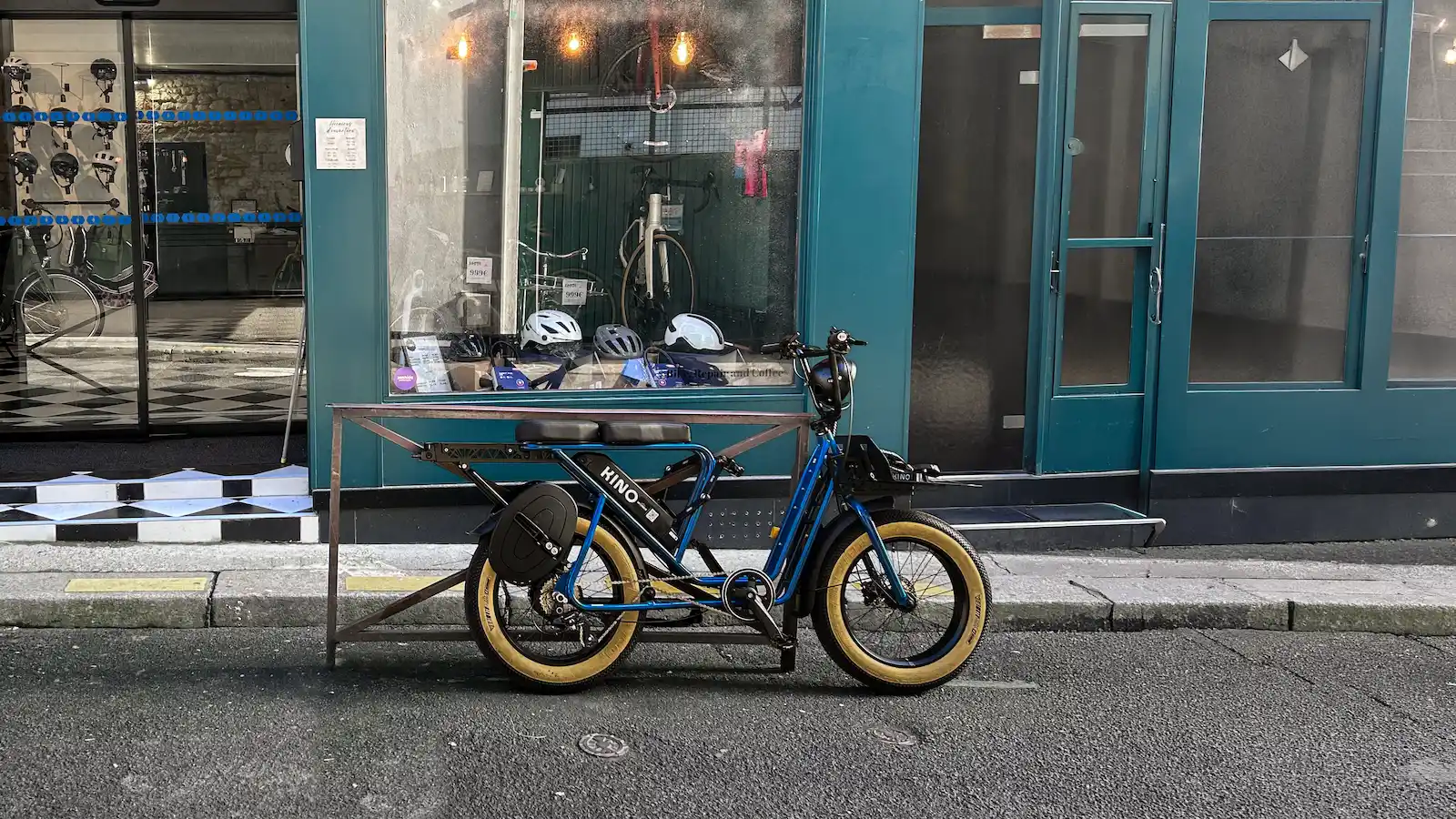Velo bolide bleu devant vitrine